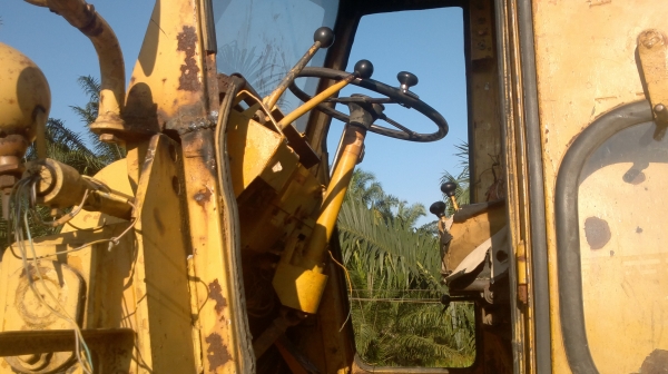 ขายรถตัก KOMATSU รุ่น JH 65 V8 รถนอกแท้ มีใบนำเข้าสภาพพร้อมใช้งาน เช็คเครื่องใหม่หมด เกียร์ดี เครื่องแน่น ปั๊มเร็ว ติดต่อ ทวีเดช 081-970-1769