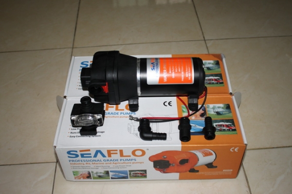 ปั๊มน้ำบนเรือ PROFESSIONAL GRADE 12 V แรงดันสูง 40 ปอนด์