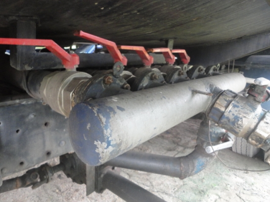 10 ล้อบรรทุกน้ำมัน NISSAN เครื่อง 190 แรง ถัง 16000 ลิตรโหลดล่าง