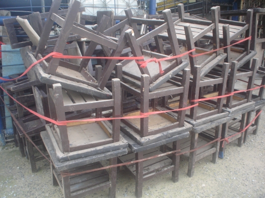 ลดให้***โต๊ะ-เก้าอี้ ขนาดเล็ก    เหมามาจากร้านอาหาร ยังแข็งแรงดี