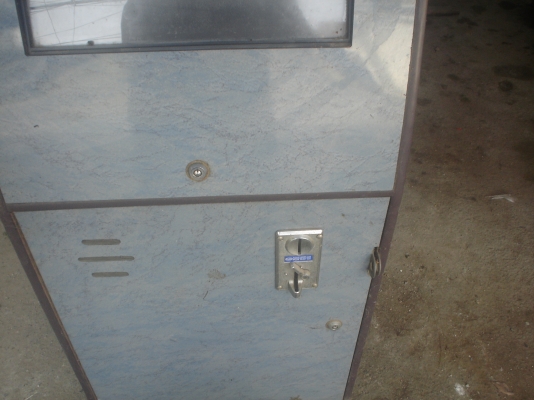 ตู้เกมส์หยอดเหรียญรุ่นเก่า  ตามสภาพ  สำหรับผู้ชมที่ชื่นชอบ