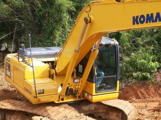 รถแบคโฮ KOMATSU  200 - 8  รถทำงาน 8,xxx กม.  สนใจติดต่อ 081 - 6079515
