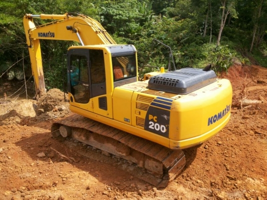 รถแบคโฮ KOMATSU  200 - 8  รถทำงาน 8,xxx กม.  สนใจติดต่อ 081 - 6079515