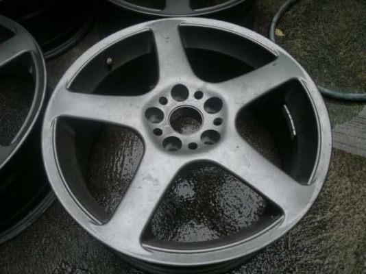 --- ชาย ---  ล้อ ITALY 1ชุด ใส่ VOLVO ขอบ 17"x7 ET 35)