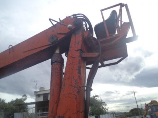 ขายเครน คีบเหล็ก 4 ตันเครื่อง 6 สูบ กับ แท่นไฮดรอลิก 400000 ลดราคาอีกแล้ว320000