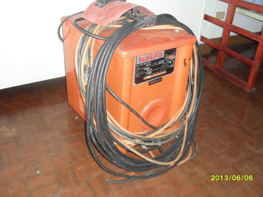 ขายเครื่องเชื่อมไฟฟ้า THAKITA ขนาด 300 AMP สภาพดี พร้อมสายเชื่อมยาว 10 เมตร สายไฟอย่างดียาว 15 เมตร