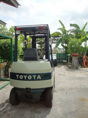 ขายรถโฟล์คลิฟท์  TOYOTA  7FB25 (รถนอกสภาพดี)  แบตเตอรี่ 48 V 550 Ah  เสาสูง  3  เมตร  เกียร์ออโตเมติค  ยางตัน  งา 1,070  มม.