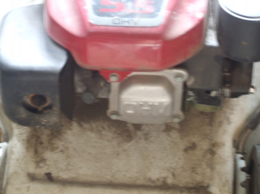 รถตัดหญ้าสนามHONDA 5.5แรงแบบ4ล้อปร้บระบบสูงต่ำได้มีถังเก็บหญ้า