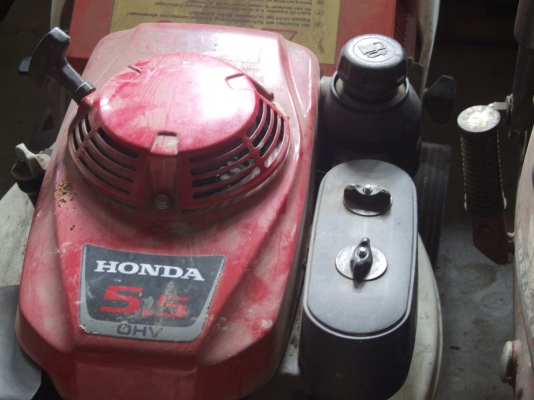 รถตัดหญ้าสนามHONDA 5.5แรงแบบ4ล้อปร้บระบบสูงต่ำได้มีถังเก็บหญ้า