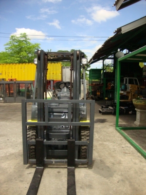 ขายรถโฟล์คลิฟท์  KOMATSU  FD20-16 (รุ่นใหม่ล่าสุด)  เครื่องยนต์ดีเซล  เกียร์ออโตเมติค  เสาสูง  3 เมตร  งา 1,350  มม. ยางตันใหม่