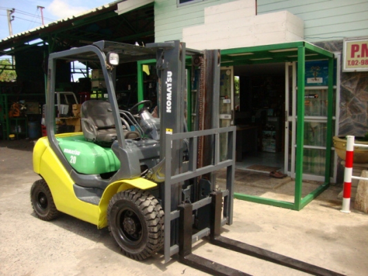 ขายรถโฟล์คลิฟท์  KOMATSU  FD20-16 (รุ่นใหม่ล่าสุด)  เครื่องยนต์ดีเซล  เกียร์ออโตเมติค  เสาสูง  3 เมตร  งา 1,350  มม. ยางตันใหม่