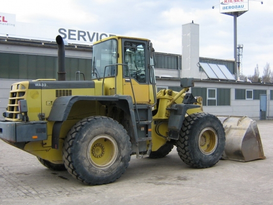 รถตักล้อยางKOMATSU WA320-3