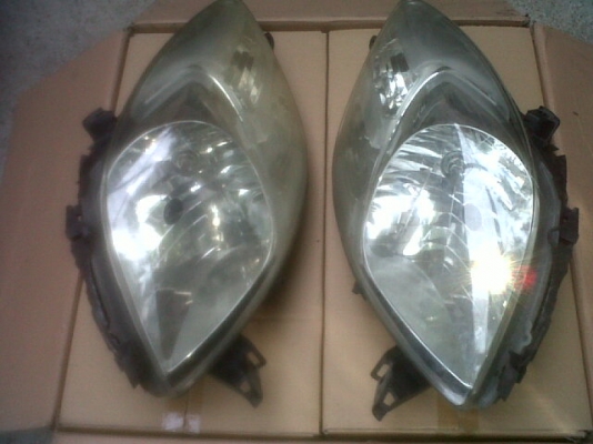 ธารนนทบุรี//ขายไฟหน้ารถYaris ราคา 3,500บาท