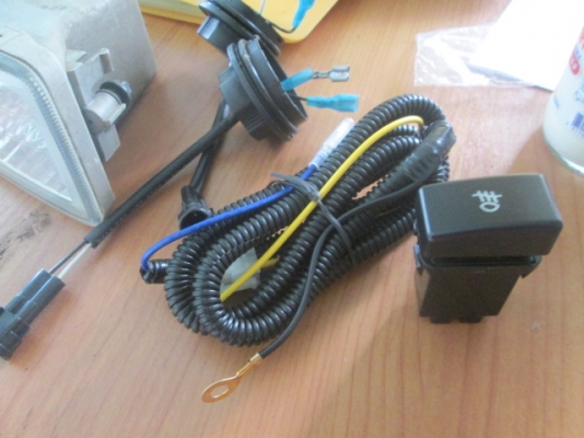 ขาย ชุดไฟตัดหมอกตัวเหลี่ยมข้าง RH ของ Dmax ปี 2003-2004 ขาย ชุดไฟตัดหมอกตัวเหลี่ยมข้าง RH ของ Dmax ปี 2003-2004