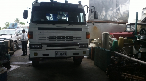 ขายรถบรรทุก 10 ล้อ  NISSAN UD   พร้อมเฮี้ยบเครน 4.5 ตัน พื้นเรียบ สวย