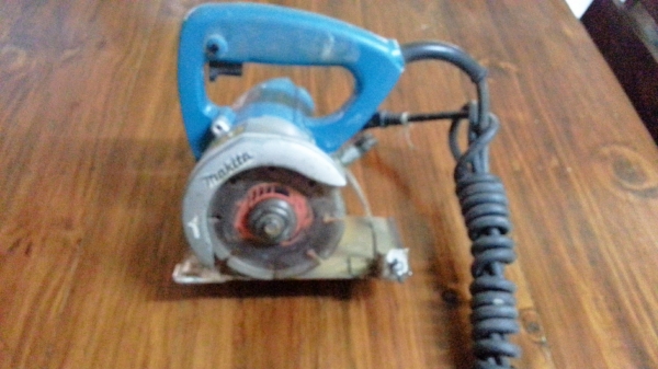 ขายเครื่องตัดกระเบื้องยี่ห้อmakitaสภาพดีมากพร้อมใช้งานครับ