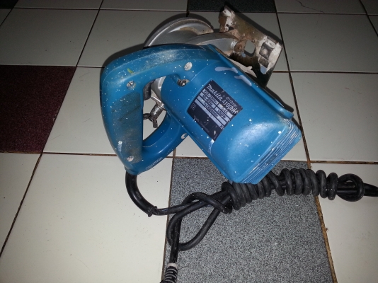 ขายเครื่องตัดกระเบื้องยี่ห้อmakitaสภาพดีมากพร้อมใช้งานครับ