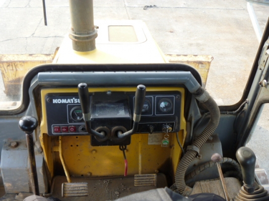 ขายด่วนรถแทรคเตอร์ตีนตะขาบมีเก๋ง  D20P-7E  ซีเรียล 79XXX  นำเข้าเองจากญี่ปุ่นยังไม่เคยใช้งานในไทย สภาพสวย