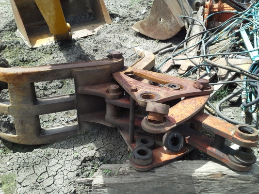 ขายปากคีบ เก่าญี่ปุ่น สำหรับใส่แบ็คโฮ  100  120  มี 2  อัน  สวย ไม่แพงราคาคุยกันได้