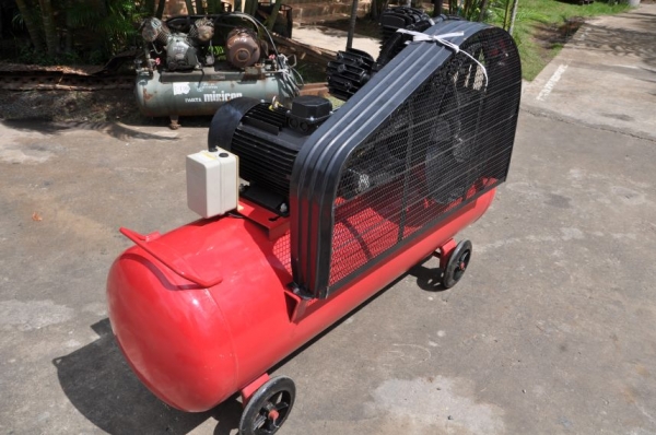 ขายปั้มลม 3สูบ(300ลิตรใหญ่) สภาพสวยเดิม ของใหม่เปิดตู้ติดมา1ตัว 35,000บาท เท่านั้น!!