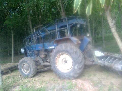 ขายรถไถ FORD AT6610 2 เพลา NEWHOLLAND รถห้างแท้ เครื่องยนต์ 4 สูบ 90 แรงม้า เอกสารเล่มทะเบียน 3 จาน 7 จาน ใบมีดดันหน้า ราคา 850000
