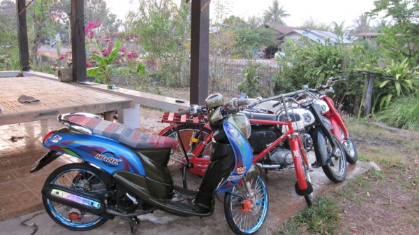 คันนี้ตัดใจขายครับฟีโน่สภาพหล่อๆครับแต่งหมดไปเยอะครับเครื่องเดิมๆไม่เคยแตะเสียงเงียบกริบ...รถจอดไม่มีคนขี่ครับทะเบียนเต็มพร้อมชุดโอนเปิด25500บาทสนใจติดต่อ0801696651 รถยุอำนาจเจริญครับส่งทั่วไทย