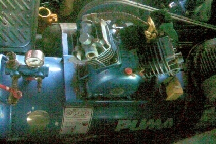 ปั้มลม 2 หัวพูม่า 150 ลิตรสภาพเดิมๆครับเป็นหัวพูมา ถังพูมาสีเดิมสวยๆครับ ขนาดถังยาว 1.20 เมตร เส้นผ่าศูนย์กลาง 40 ซ.ม. 150