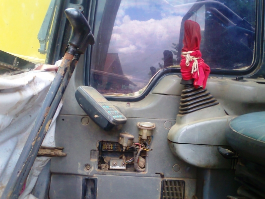 ขาย..รถขุด KOMATSU PC200-6-83xxx เครื่องเดิม ปั้มเดิม รถสวย สีเดิม ๆ มีทะเบียน ราคาต่อรองได้อีก.