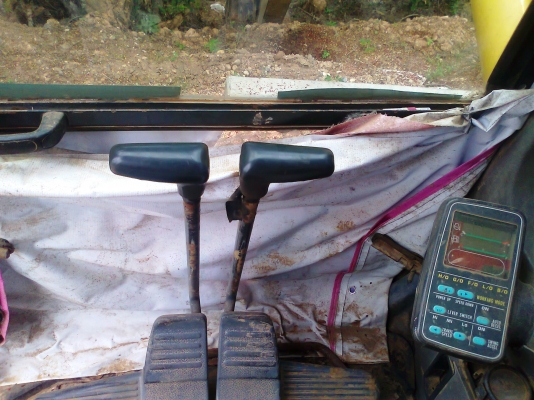 ขาย..รถขุด KOMATSU PC200-6-83xxx เครื่องเดิม ปั้มเดิม รถสวย สีเดิม ๆ มีทะเบียน ราคาต่อรองได้อีก.