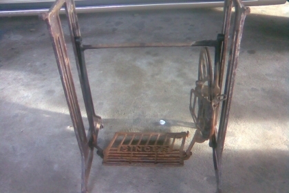 ขาจักรซิงเกอร์เหล็กหล่องานเดิมครับอายุ 30 ปีขึ้นครับเป็นเหล็กหล่อสภาพเดิมๆๆสนิมบ้างบางจุดครับเนื่อเหล็กดีเหมาะทำโต๊ะครับ