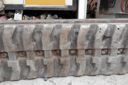 แทรคยาง สภาพ80\% .ใช้กับรถแบคโฮขนาดPC20 ขายถูก1คู่