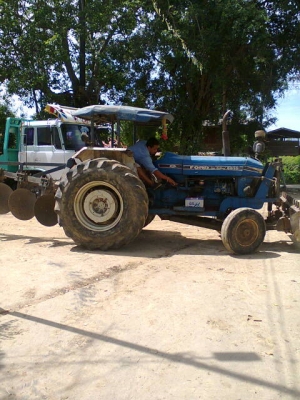 รถไถฟร์ด 6600 แท้ๆมีดหน้า ผานหลัง 3 ยางคู่หน้ากำลังจะเปลี่ยนให้ใหม่ บูทคันชัก บังคับเลี้ยวหน้าแน่น เอกสารใบแจ้งจำหน่ายราคา 370000 ขยับขึ้นได้ขับลงได้กระตี๊ดหนึ่งทั้งนี้ทั้งนั้นต้องมาลองรถดูเอานำเสนอแค่บงบอกว่ารถมีจริงเท่านั้นจะตัดสินใจทำอะไรต้องมาที่รถด้ว