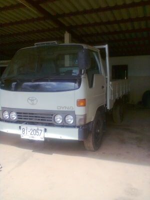 ขายรถบรรทุก 4 ล้อ TOYOTA DYNA 200 สีครีม ปี40