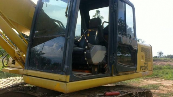 ขายรถแบ็คโฮ KOMATSU PC 200-6 เครื่องคัมมิ้นท์ ช่วงล่างดี เจ้าของซื้อเก่านอกมา เล่มทะเบียนพร้อมโอน