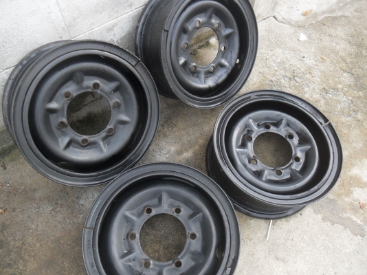 ล้อกะทะ 15นิ้ว 6รู เพลาลอย มีคิ้ว สวยๆ 4 ล้อ ราคา 3000 บาท