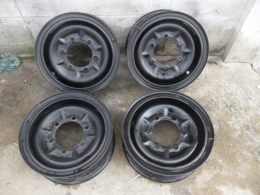 ล้อกะทะ 15นิ้ว 6รู เพลาลอย มีคิ้ว สวยๆ 4 ล้อ ราคา 3000 บาท