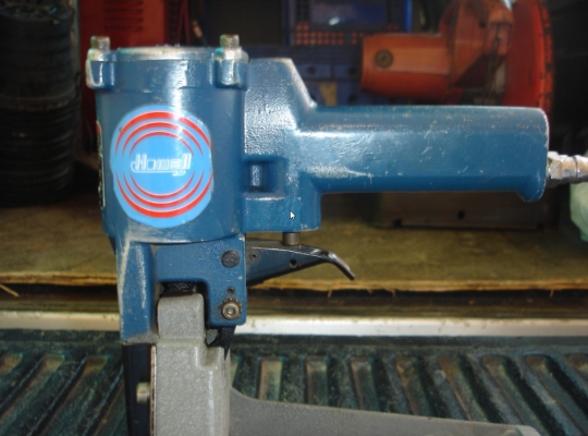 ขายเคริ่องเย็บกล่องแบบใช้ลม saga 19-34