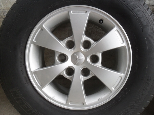 ล้อแม็ก 16นิ้ว 6รู สวยๆ พร้อมยาง 4 ล้อ ราคา 7800 บาท