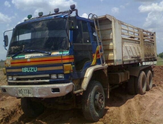 ISUZU ROCKY FXZ 210 วางเครื่อง 240 6SD1 สิบล้อดั๊มพ์ 2 เพลา กระบะดั๊มพ์เหล็ก 12 ตันของสามมิตรลอนเฉียง เครื่องแน่นดี ภายในเก๋งคอนโซลสวยครบ พวงมาลัยเพาเวอร์ เบรคทริ๊ปฟี้ ช่วงล่างคัชซีสวยไม่มีบวม ยางสภาพดี 10 เส้นประมาณ 70\% พร้อมบรรทุกพร้อมใช้งาน เอกสารทะเบี