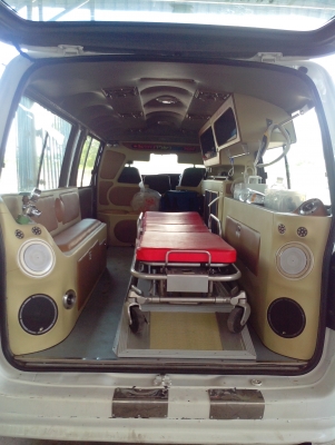 ขายรถตู้พยาบาลช่วงยาวตกแต่งภายในแล้วพร้อมอุปกรณ์กู้ภัยให้ทั้งหมด