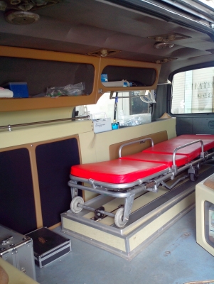 ขายรถตู้พยาบาลช่วงยาวตกแต่งภายในแล้วพร้อมอุปกรณ์กู้ภัยให้ทั้งหมด