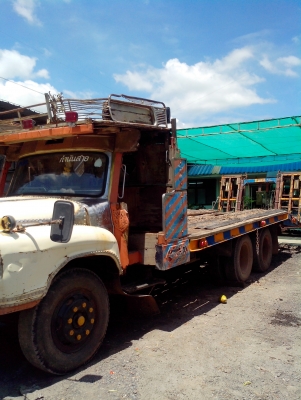 สิบล้อหัวยาวเครื่องEH700 บรรทุกรถเกี่ยว และบรรทุกรถแมคโครPC120ได้ลดจาก270000บาทเหลือ250000 บาท เป็นค่าต่อทะเบียน 20000 บาท ครับ