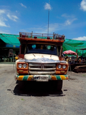 สิบล้อหัวยาวเครื่องEH700 บรรทุกรถเกี่ยว และบรรทุกรถแมคโครPC120ได้ลดจาก270000บาทเหลือ250000 บาท เป็นค่าต่อทะเบียน 20000 บาท ครับ