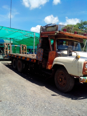 สิบล้อหัวยาวเครื่องEH700 บรรทุกรถเกี่ยว และบรรทุกรถแมคโครPC120ได้ลดจาก270000บาทเหลือ250000 บาท เป็นค่าต่อทะเบียน 20000 บาท ครับ