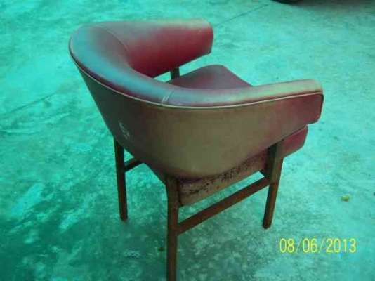 เก้าอี้เบาะแดง