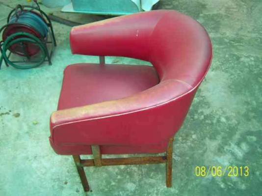 เก้าอี้เบาะแดง