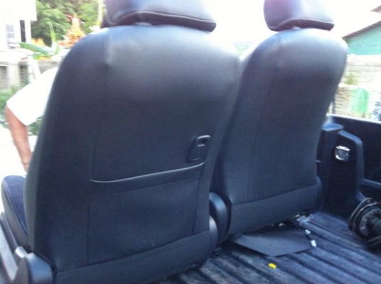 เบาะหนังเเท้ YARIS ป้ายเเดงด้ายขาว ปีกข้างหนังกลับ ครับสวยมากครับ