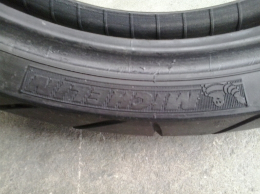 ขายยาง2เส้น ราคาถูก สภาพใหม่มาก สนใจติต่อ 0815534200 บังแบน