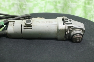 ขายเครื่องเจียร์ขนาด4นิ้ว makita 9500 รุ่นยอดนิยมพร้อมใช้งานครับ