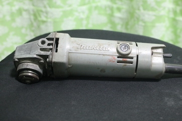 ขายเครื่องเจียร์ขนาด4นิ้ว makita 9500 รุ่นยอดนิยมพร้อมใช้งานครับ